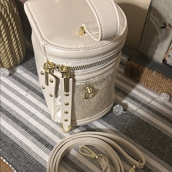 Chic Cream Textured Crossbody Bag - Picture 2 of 4